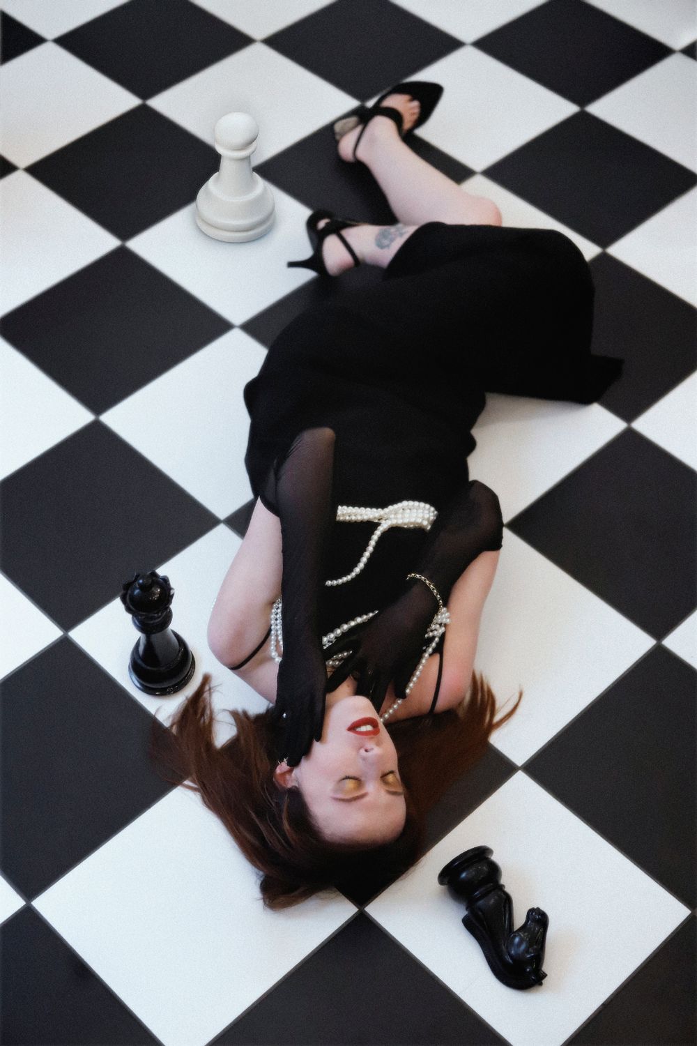 Séance photo par Chaemi Studio, photographe portrait à Montpellier. Shooting créatif thème jeu d'échec dans une ambiance élégante.