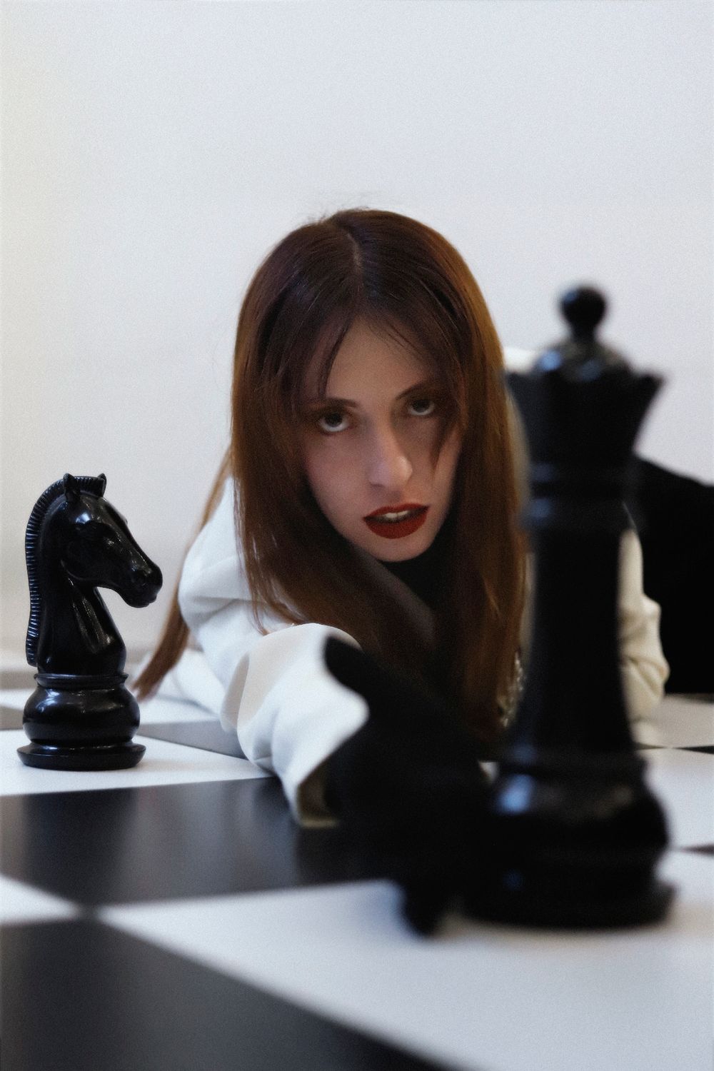 Séance photo par Chaemi Studio, photographe portrait à Montpellier. Shooting créatif thème jeu d'échec dans une ambiance élégante.