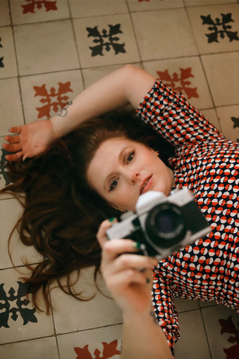Séance photo par Chaemi Studio, photographe portrait à Montpellier. Shooting créatif dans une ambiance vintage, cosy et colorée.