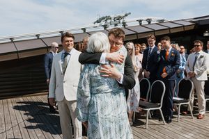 Brudgom klemmer mamma'n sin i vielsen.