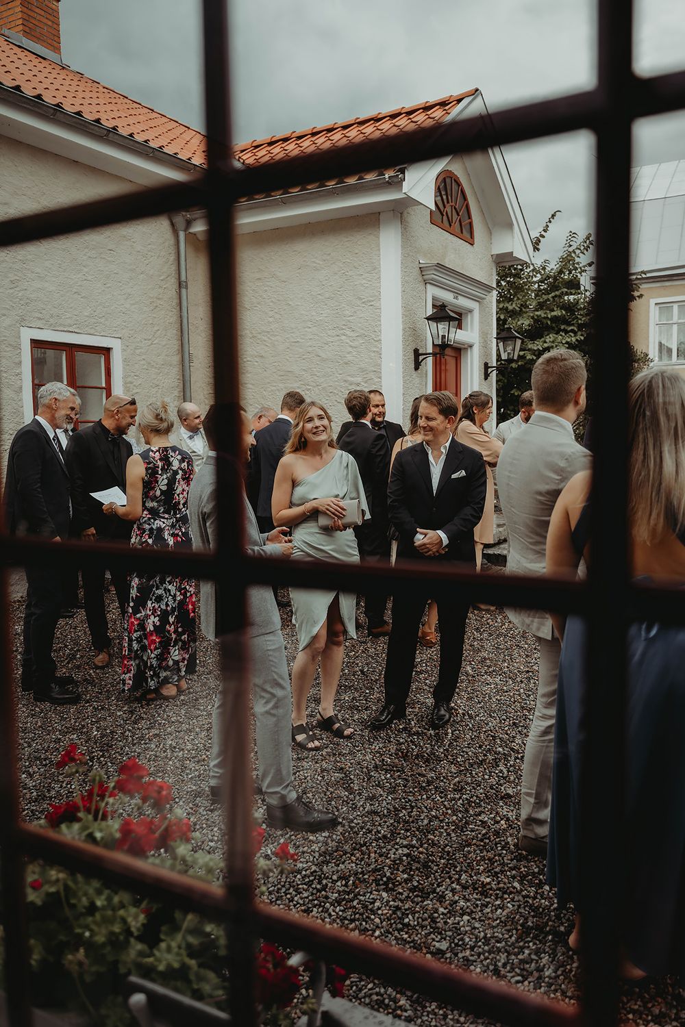 Gäster minglar på gårdsplanen under bröllop på Ångbageriet i Borensberg. Foto Josefin Landhagen, bröllopsfotograf i Östergötland.