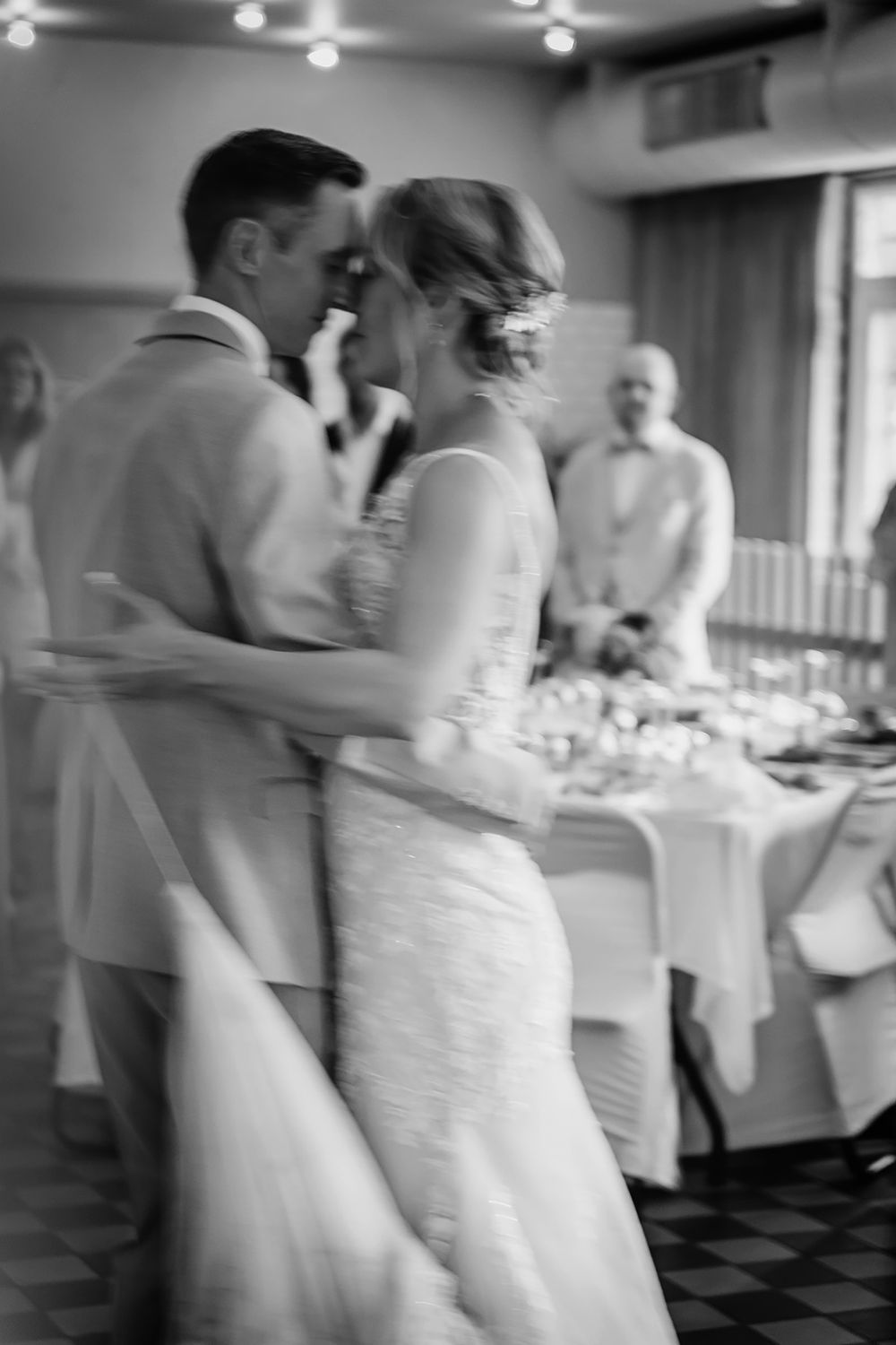 Första dansen på bröllop i Ångbageriet i Borensberg, brudpar i rörelse med konstnärlig oskärpa. Bröllopsfotograf Lets Bloom Media.