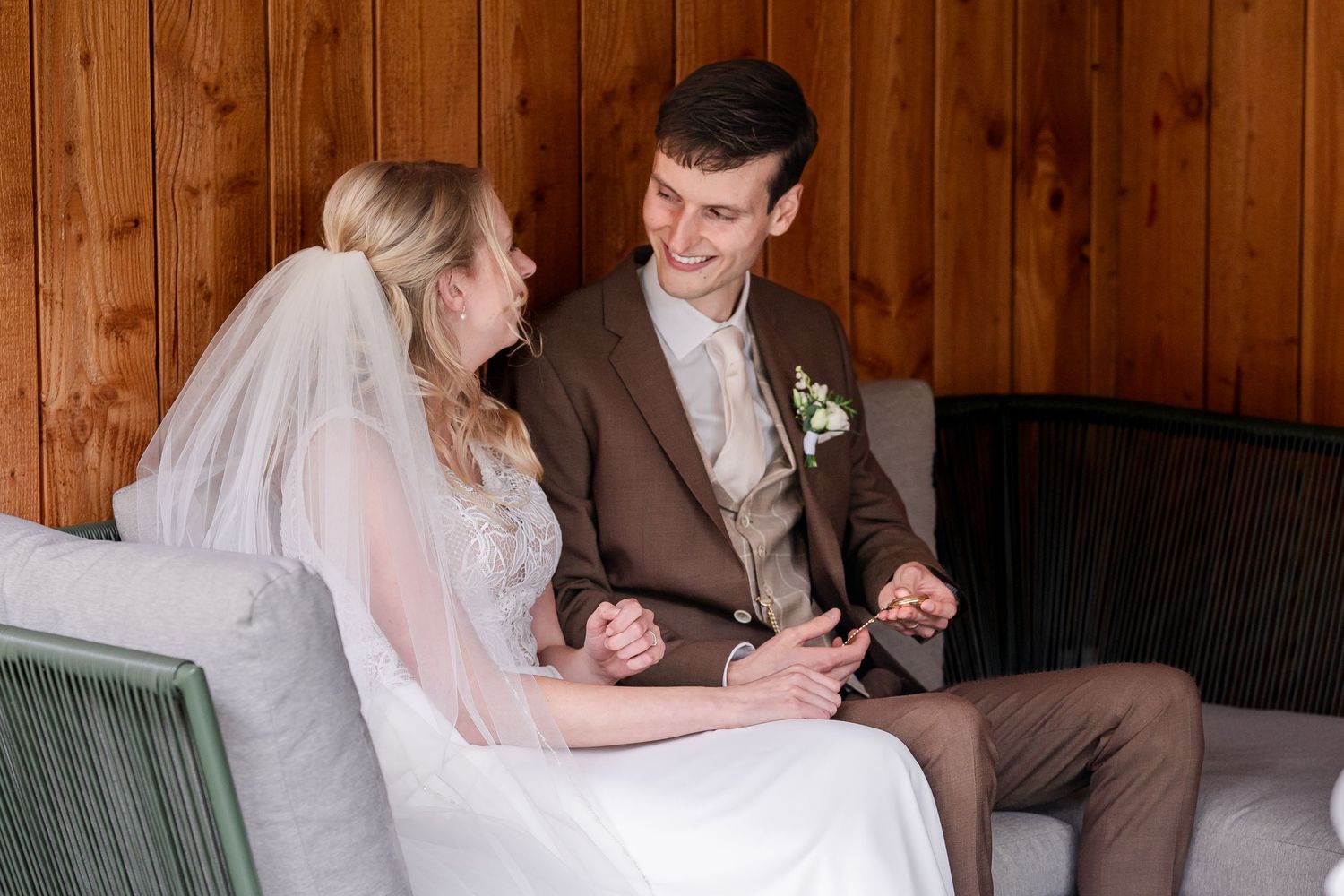 Bruidspaar moment van rust en samen lachen
