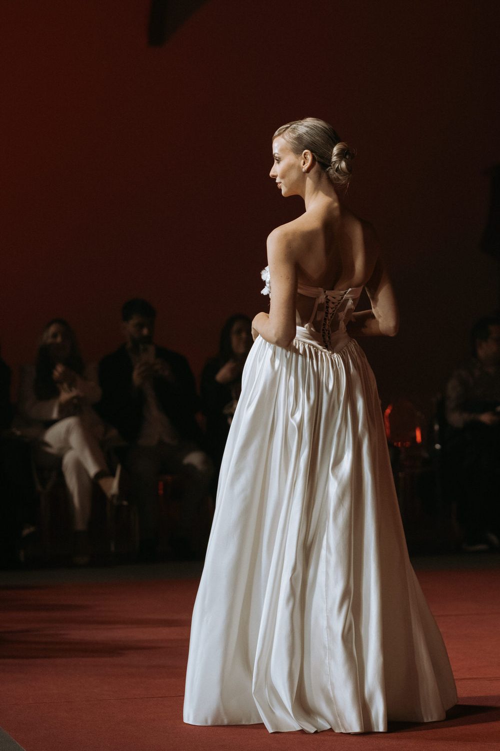Modelo a desfilar criação de Gio Rodrigues no evento White Wedding na Alfândega do Porto, fotografado por fotógrafo de casamento no Porto
