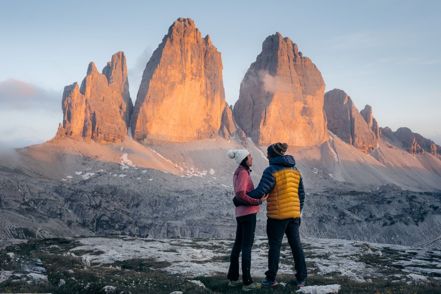 couple devant les tre cime au coucher du soleil dans les dolomites