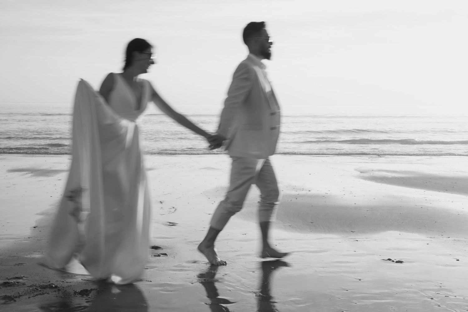 Mariage Intimiste aux Sables d'Olonne en bord de mer dans une surf house photographié par une photographe elopement en France