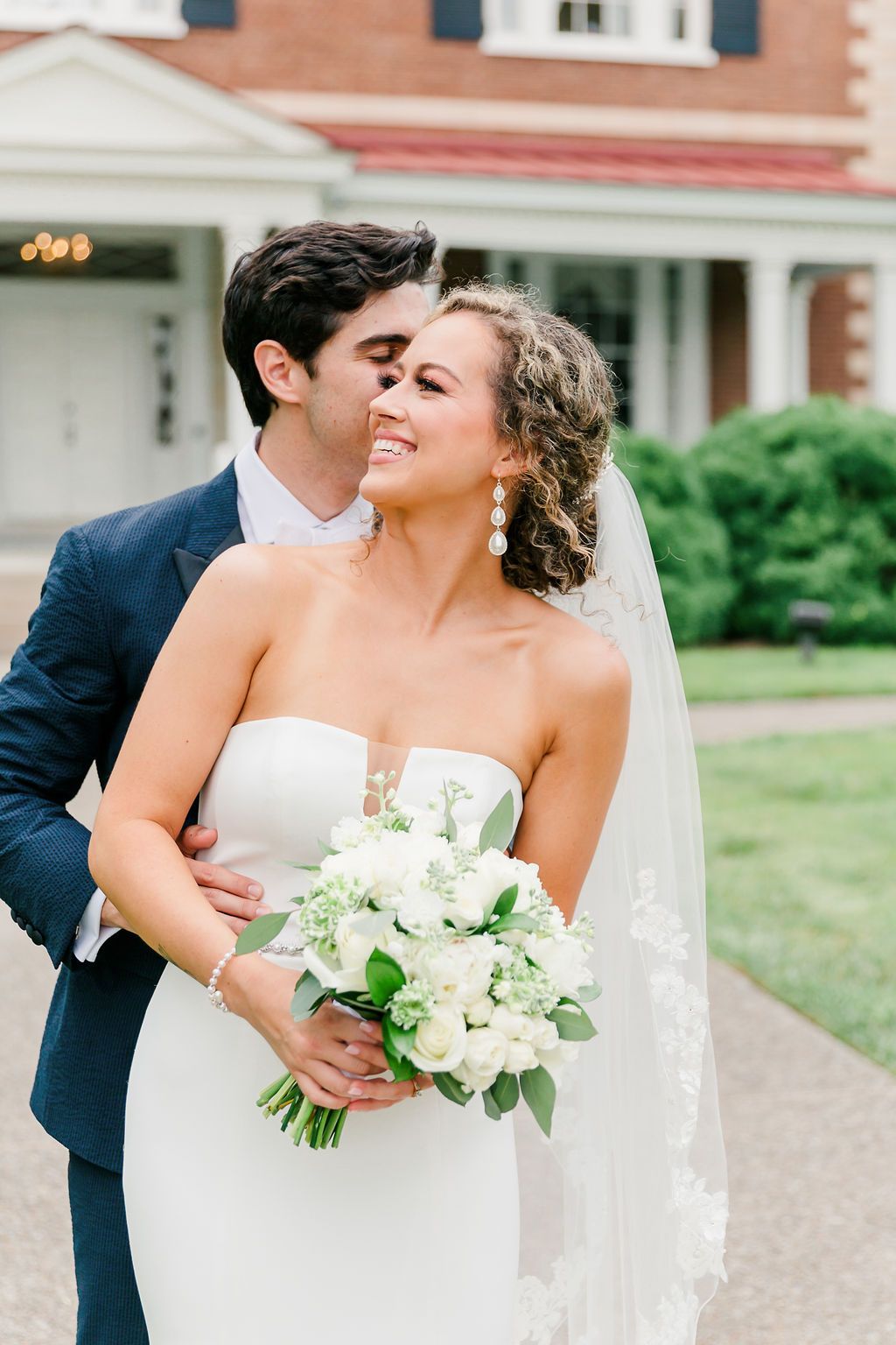 bride and groom ravenswood mansion in brentwood, tennessee