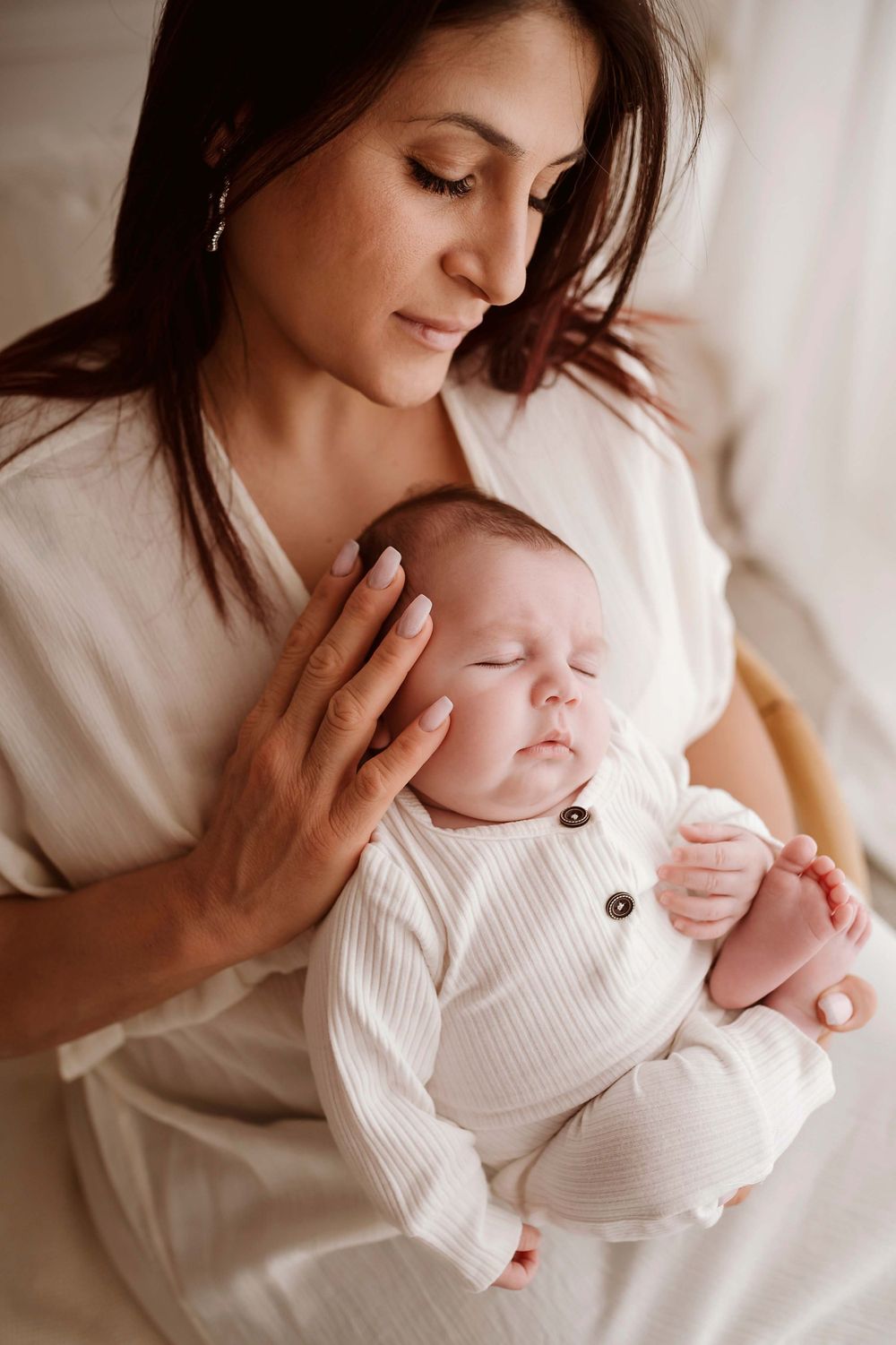 una mamma che tiene in braccio il suo piccolino