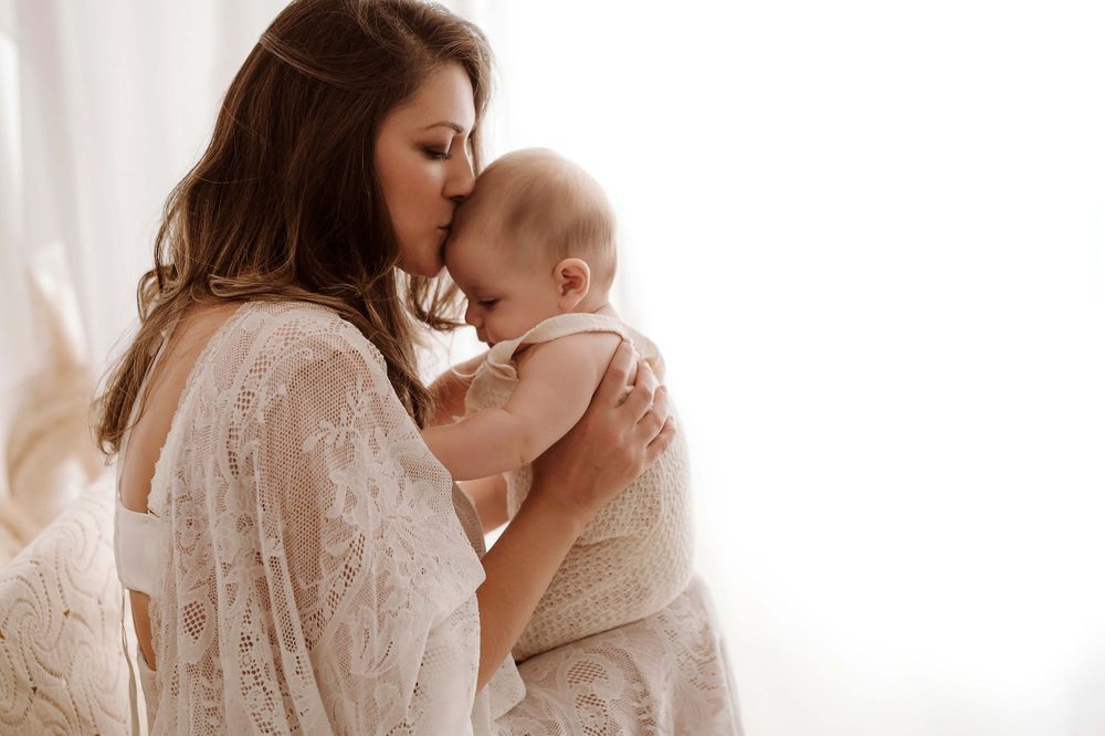 una mamma che bacia con amore suo figlio