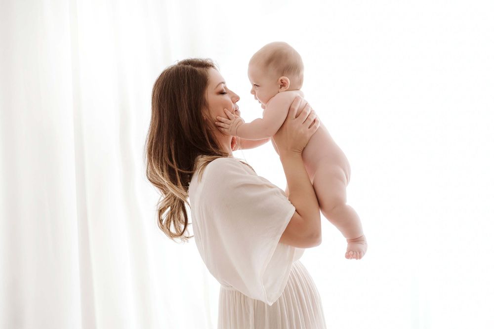 una mamma che abbraccia amorevolmente suo figlio