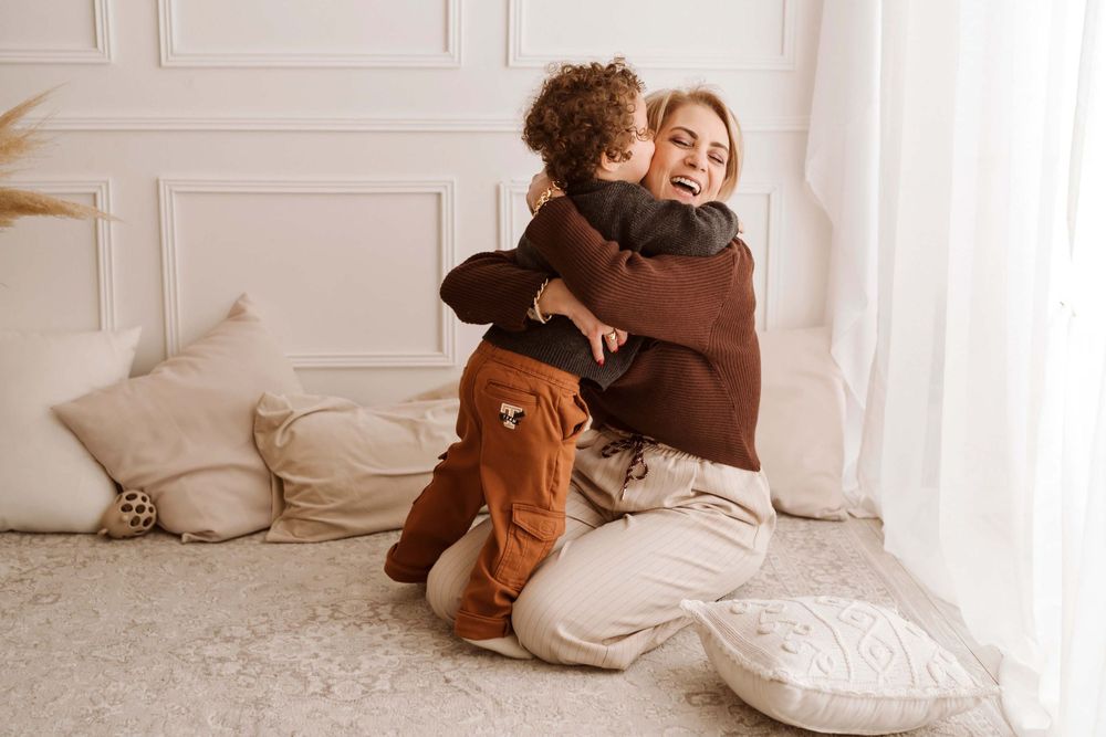 foto di una nonna che abbraccia il nipote