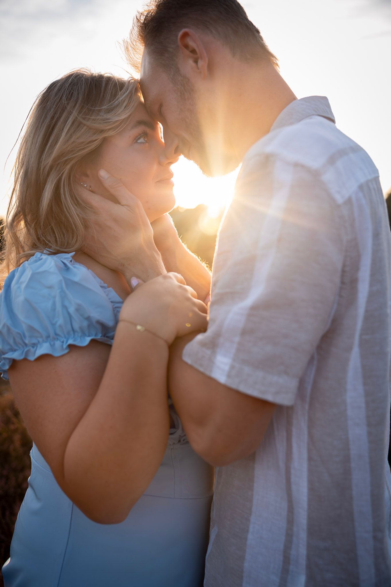 Loveshoot en verlovingsshoot op de paarse heide in Eindhoven, met warme, liefdevolle beelden van verliefde stellen in natuurlijke omgeving.
