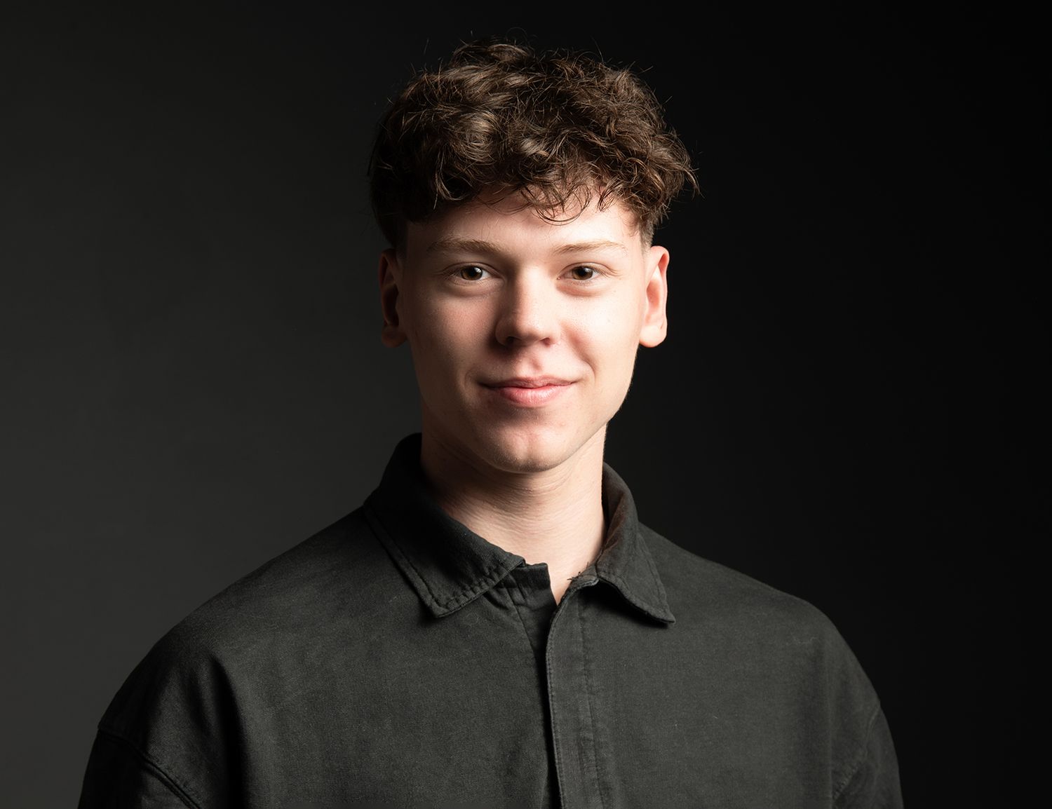 Studioaufnahmen eines jungen Mannes für Bewerbungsfotos, professionelle Business-Portraits für Lebenslauf und LinkedIn.