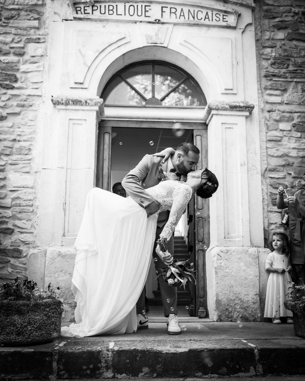 Mariage- photo de couple en noir et blanc - sortie de mairie dans le Gard, entre Uzès et Alès