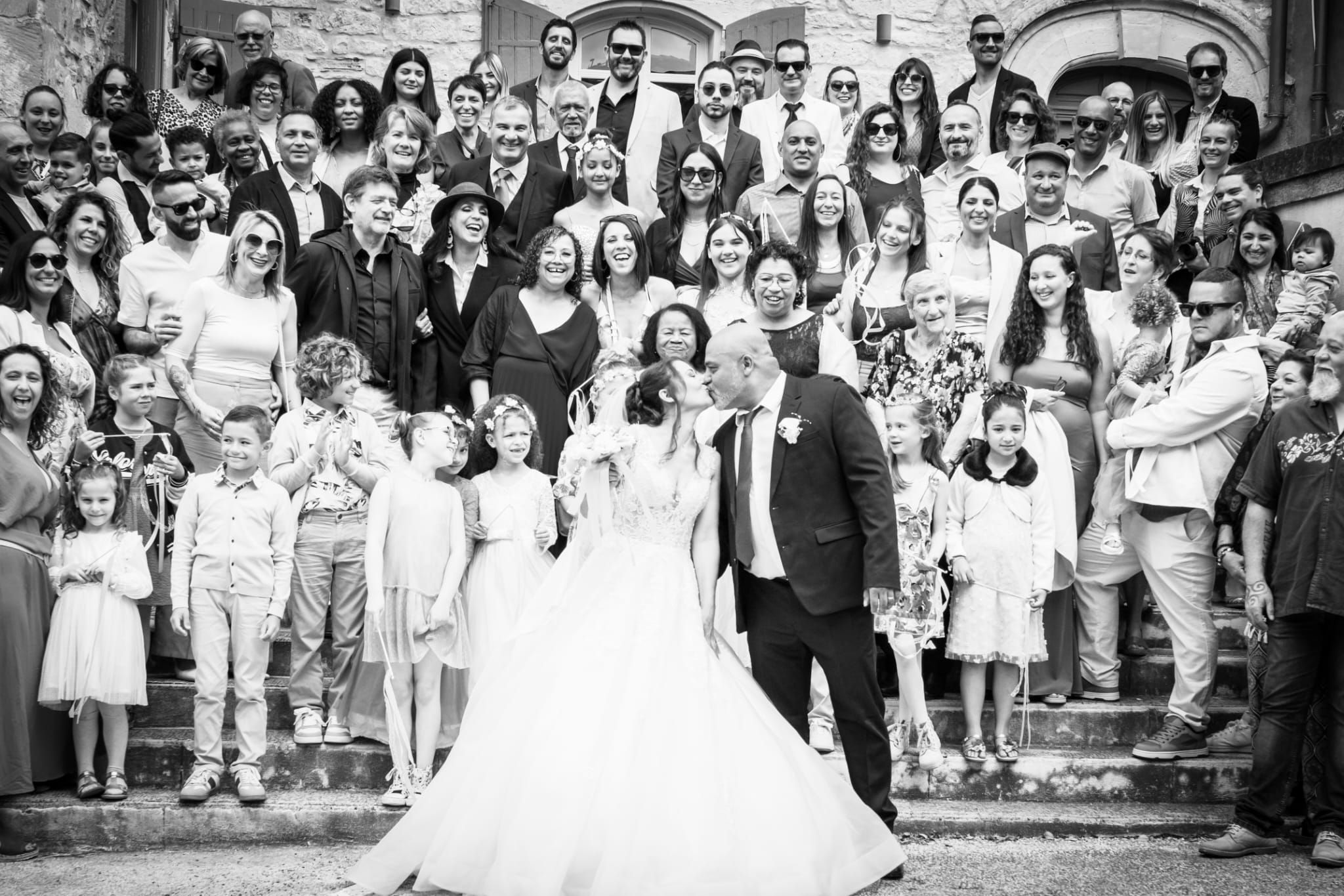 Mariage- photo de groupe en noir et blanc
