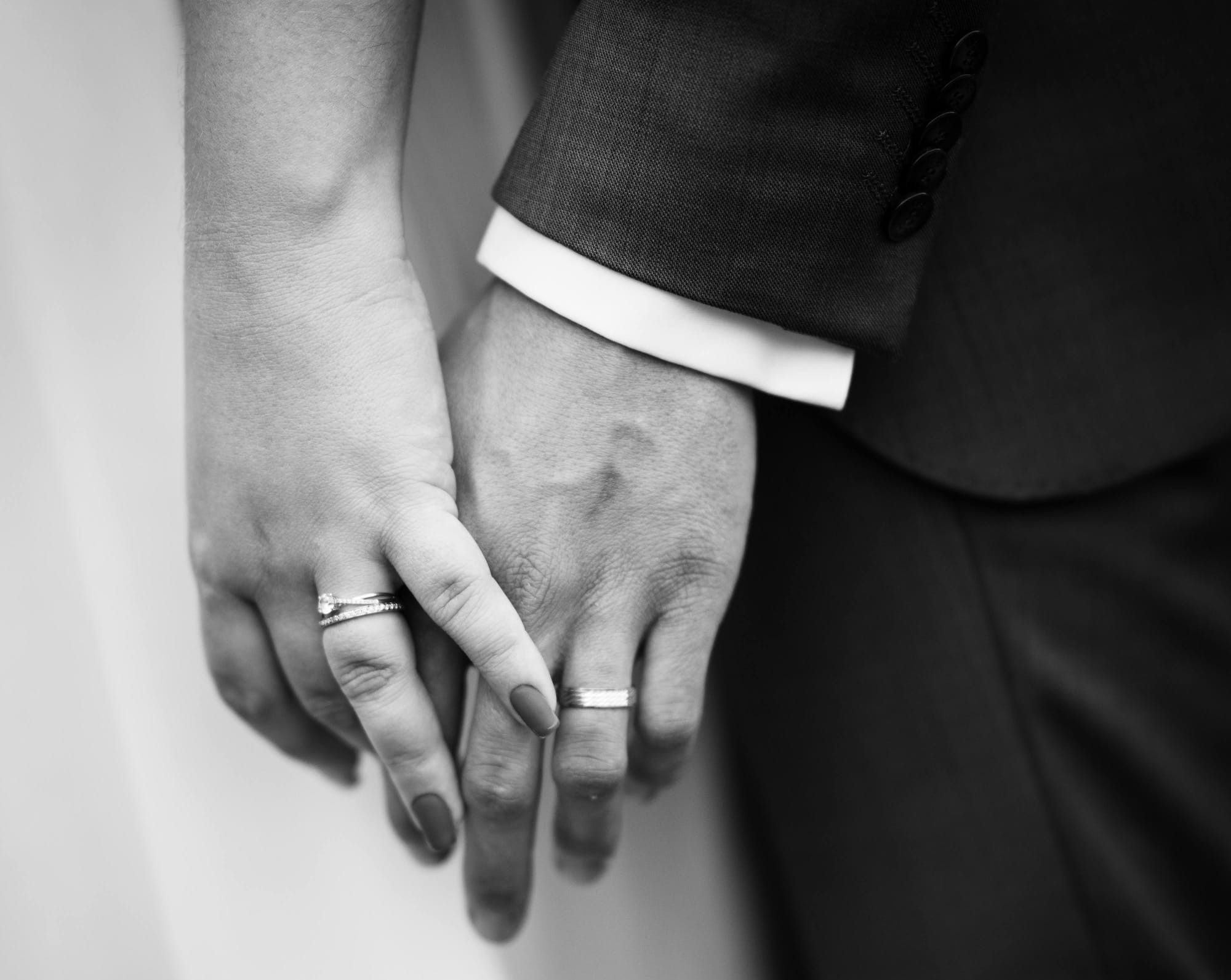 Mariage- photo de couple en noir et blanc - les alliances