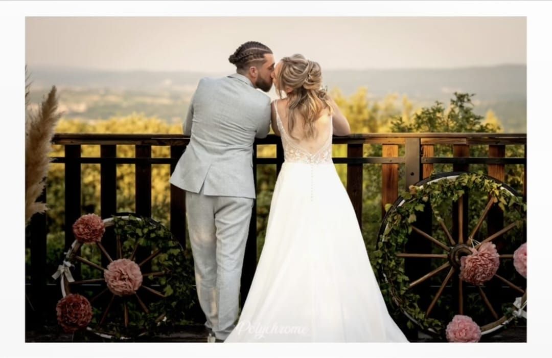 Mariage- photo de couple en couleurs - coucher de soleil dans le Gard, entre Uzès et Alès