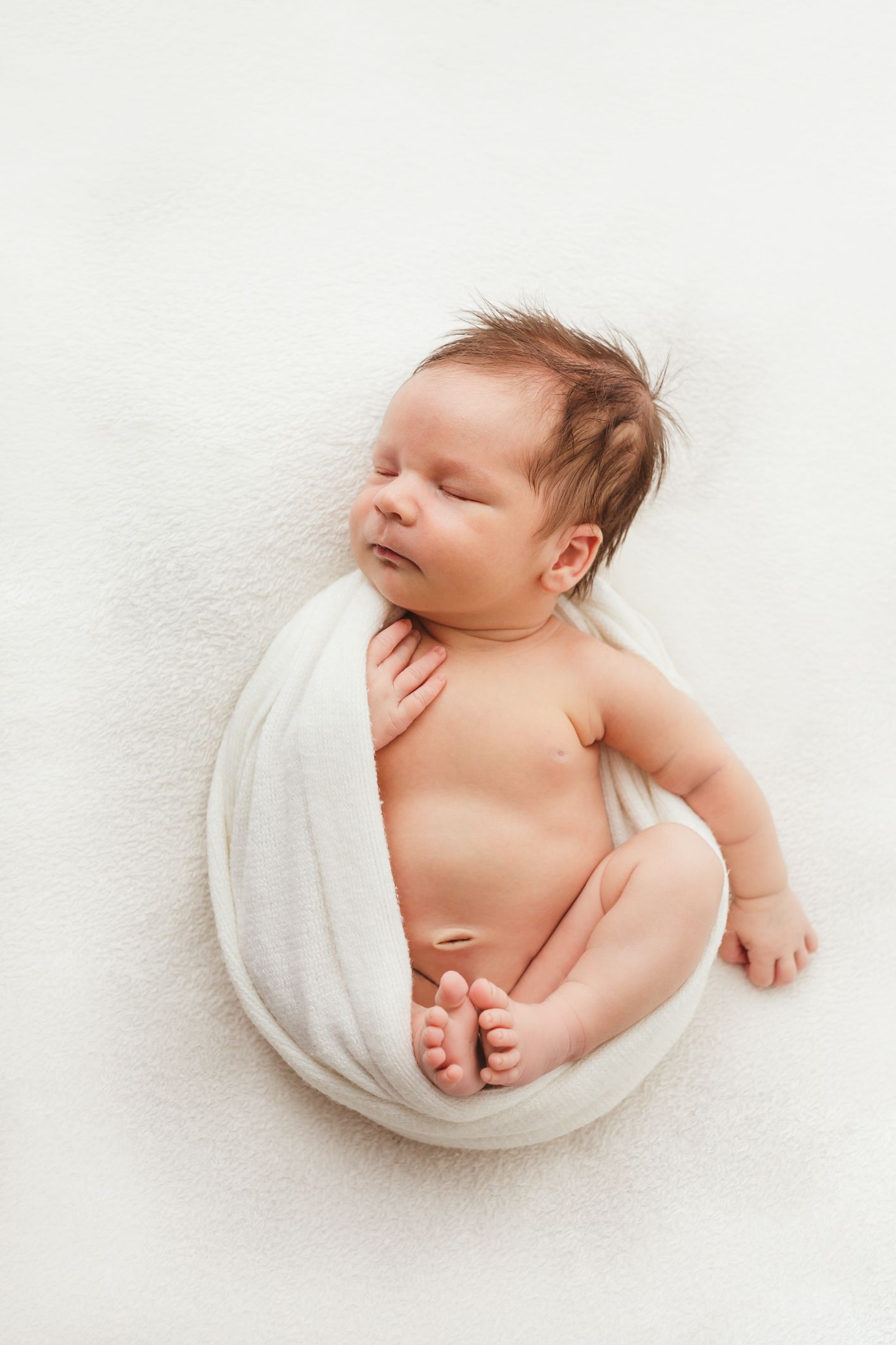 Autentické newborn fotenie bábätka do 14 dní v ateliéri Bratislava. Bezpečné polohovanie a 10 rokov praxe, fotografka Domi Bobák.