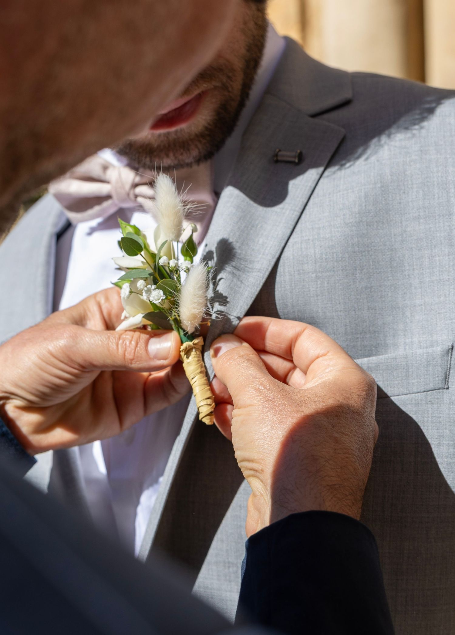 Préparation de la boutonnière du marié.