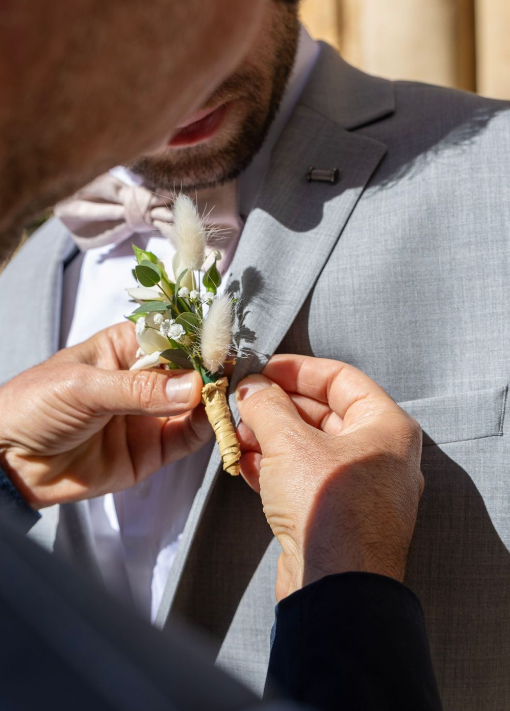 Préparation de la boutonnière du marié, détail élégant d’un mariage en Provence près d’Aix par WA Visuel.