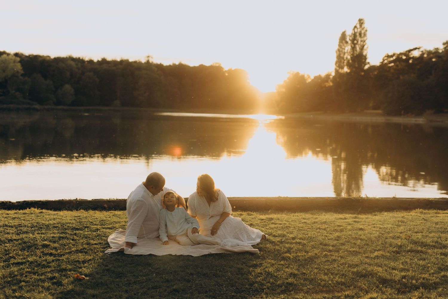 Family lifestyle photoshoot in Tervuren natural light outdoor session near Brussels
