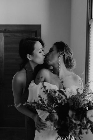 casamento gay no Porto, com noivas num momento íntimo, fotografado com luz natural