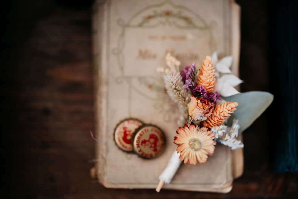 Close-up of vintage-style wedding decor with dried flowers and rustic elements.