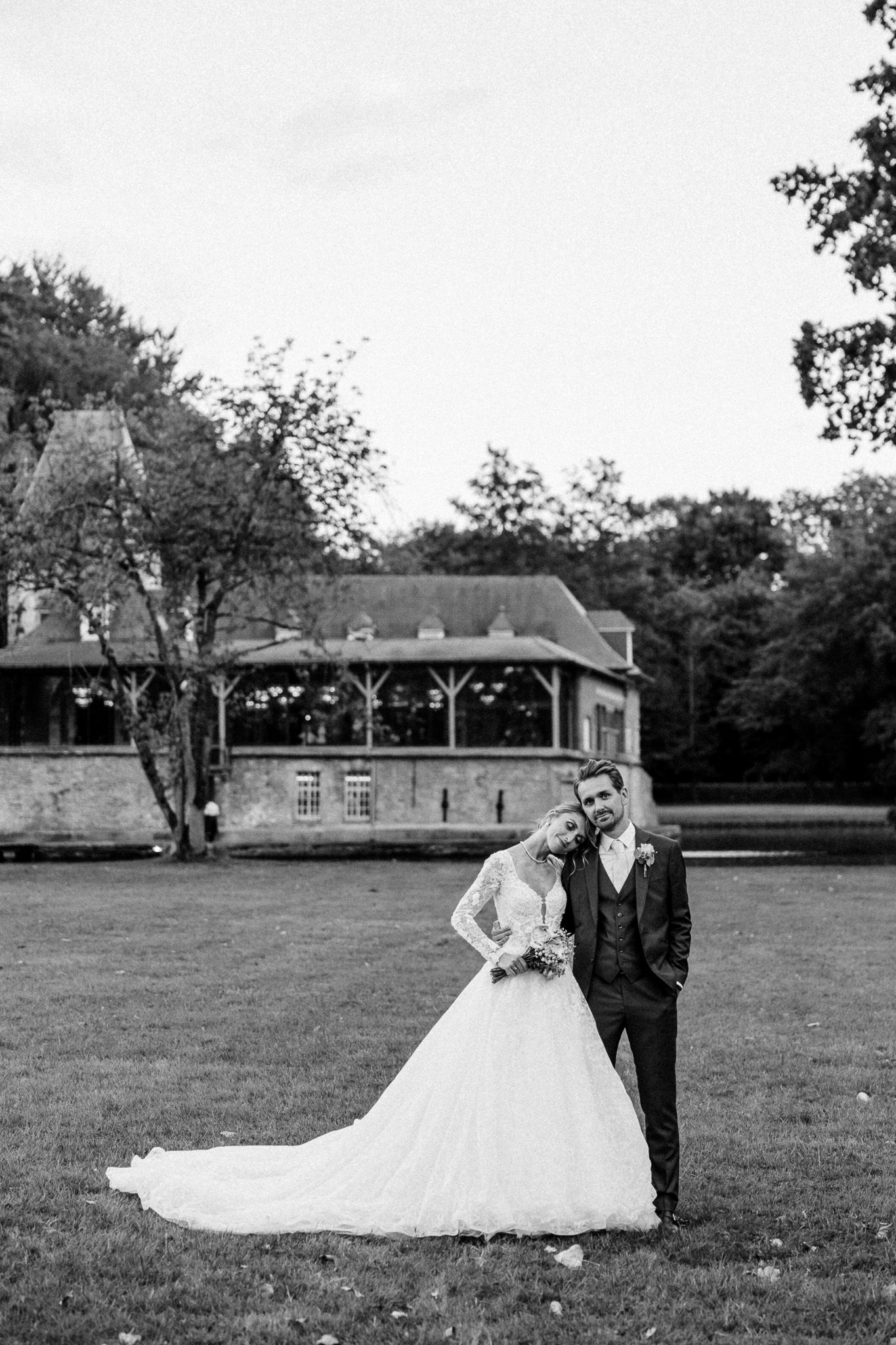 La seance photo de couple au chateau du Biez pres de Lille, un moment de pause et de complicite avant la soiree de fete