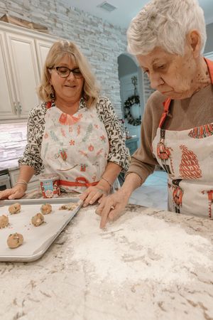 family, extended family, In home session,  documentary session, generations, New smyrna FL, baking
