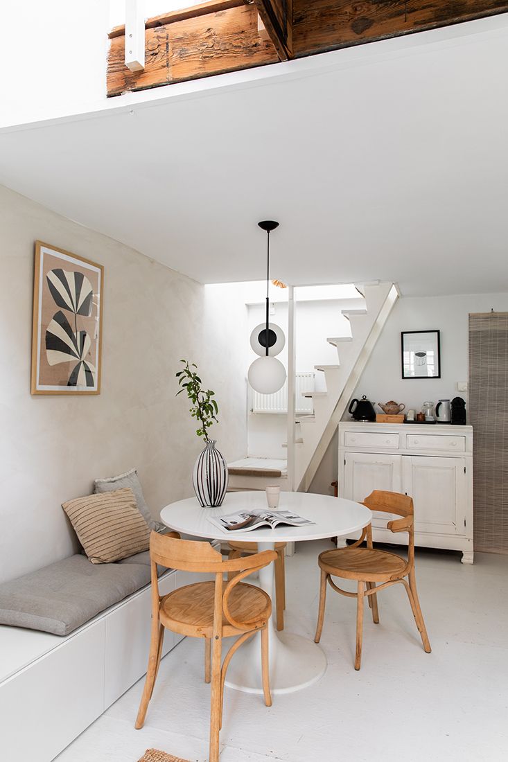 Een foto van een licht vakantiehuis met houten details en landelijke uitstraling.