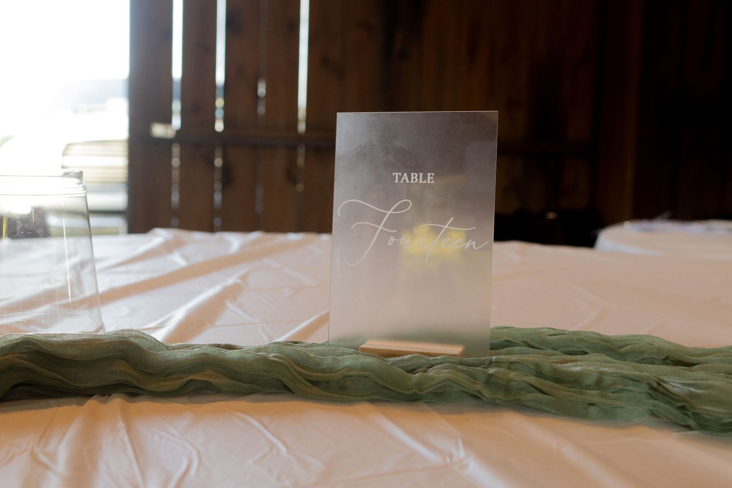 small barn wedding venue tablescape idea with a beautiful rustic wedding vibe. Affordable wedding in fort worth
