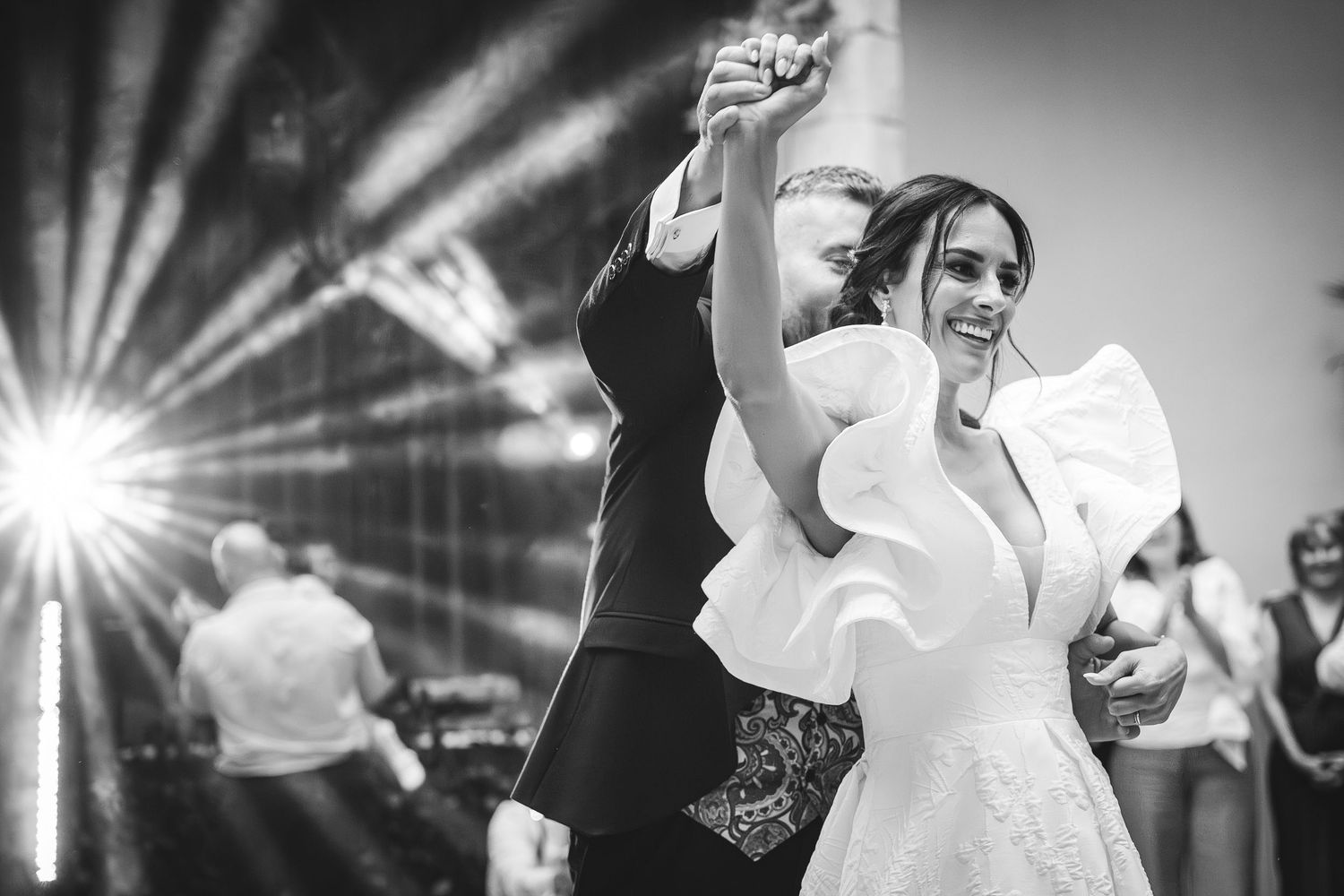 Novios bailando durante la fiesta de su boda, fotografía documental de boda en Asturias captando un momento espontáneo y lleno de energía.