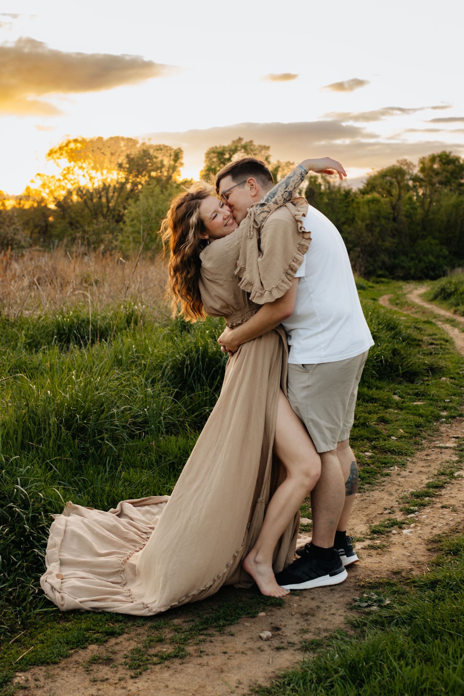 Couple photography at sunset for the perfect gold hour session