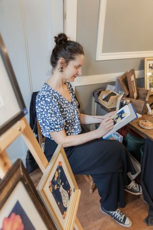 artist painting at Lady Smith Manor Christmas Market in Dorchester New Brunswick photographer Lady Smith Manor wedding photographer