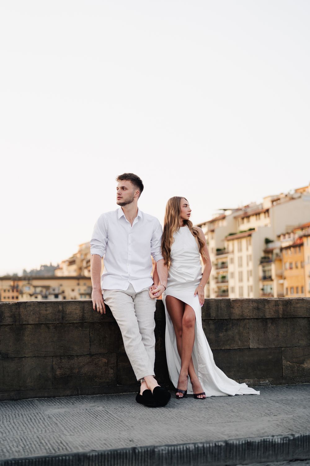 Para narzeczonych w luksusowej, romantycznej sesji narzeczeńskiej na tle Ponte Vecchio we Florencji