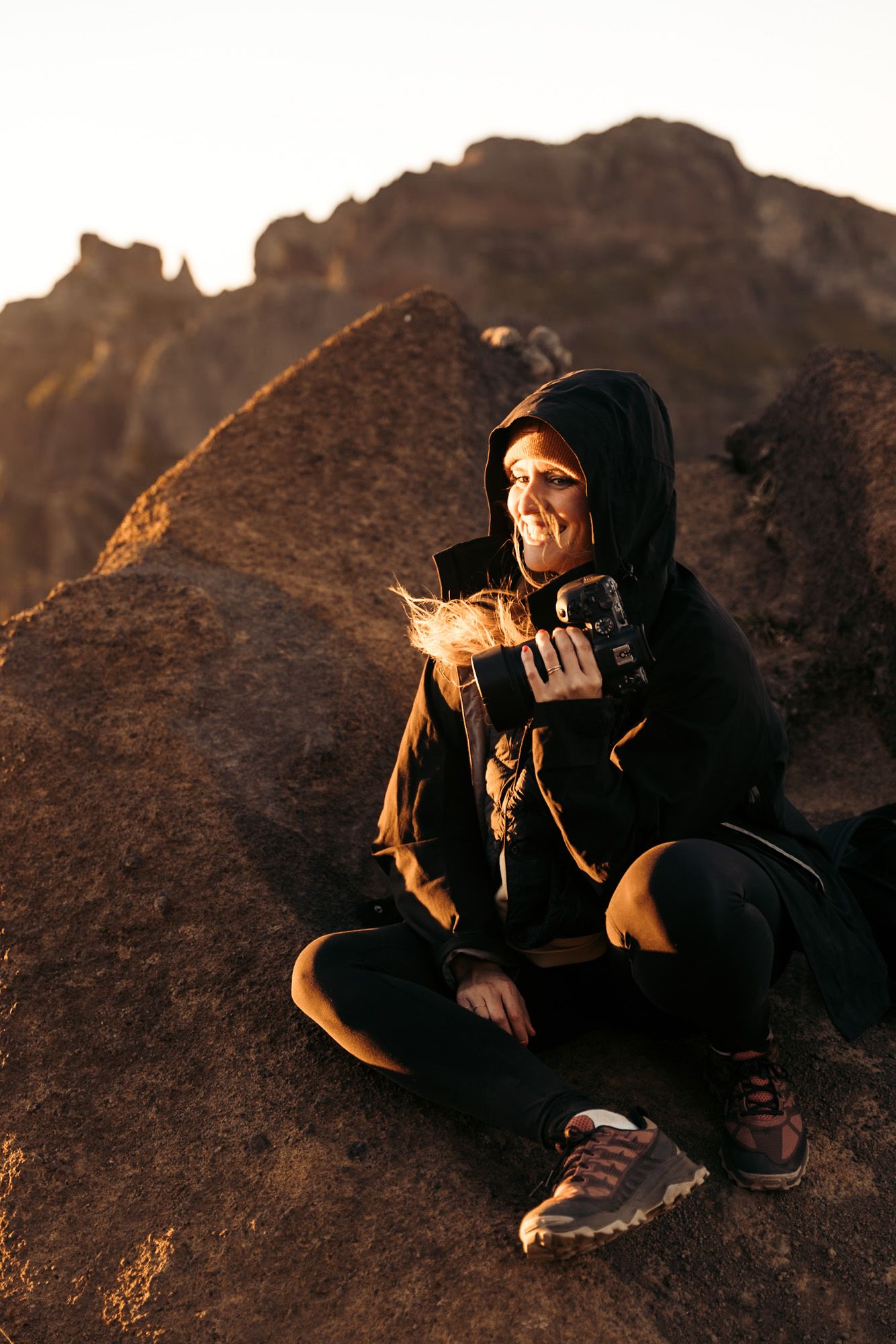 portrait d'une photographe au pico do ariero a Madère au sunset