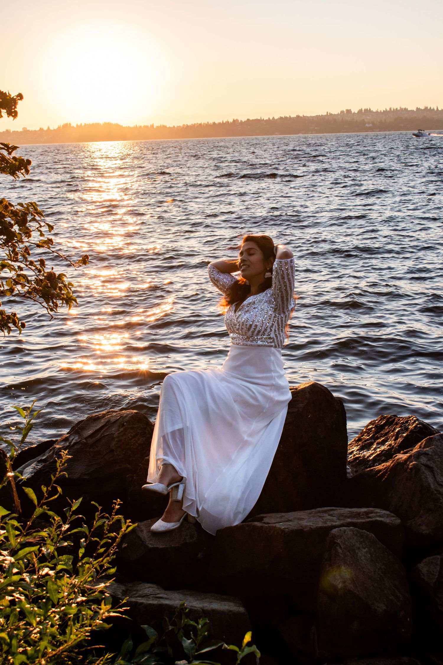 Golden hour maternity photo at Lake Washington – radiant sunset and serene beauty.