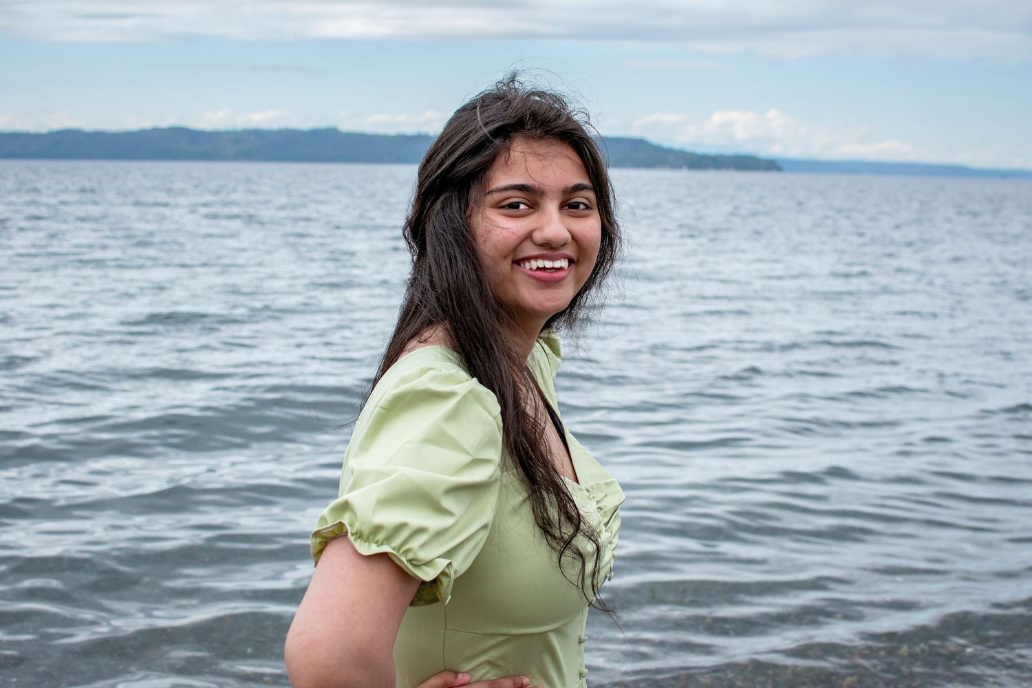 A natural senior portrait session by the water in Des Moines, Washington.