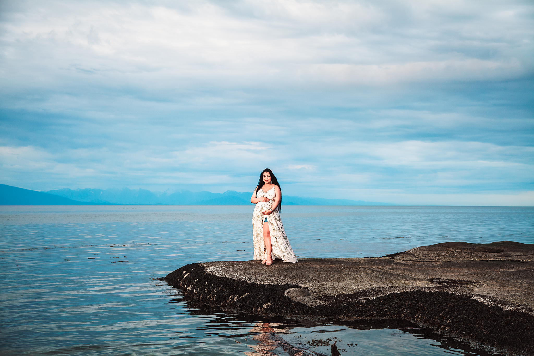 Nanaimo Maternity Photography - Little Ginger Photography in Nanaimo, BC on Vancouver Island. Outdoor Maternity Photographer in Nanaimo BC.