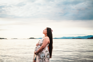 Nanaimo Maternity Photography - Little Ginger Photography in Nanaimo, BC on Vancouver Island. Outdoor Maternity Photographer in Nanaimo BC.