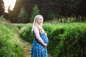 Nanaimo Maternity Photography - Little Ginger Photography in Nanaimo, BC on Vancouver Island. Outdoor Maternity Photographer in Nanaimo BC.