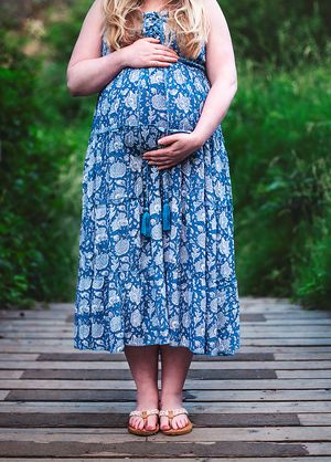 Nanaimo Maternity Photography - Little Ginger Photography in Nanaimo, BC on Vancouver Island. Outdoor Maternity Photographer in Nanaimo BC.