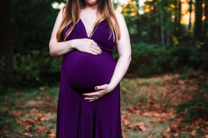 Nanaimo Maternity Photography - Little Ginger Photography in Nanaimo, BC on Vancouver Island. Outdoor Maternity Photographer in Nanaimo BC.