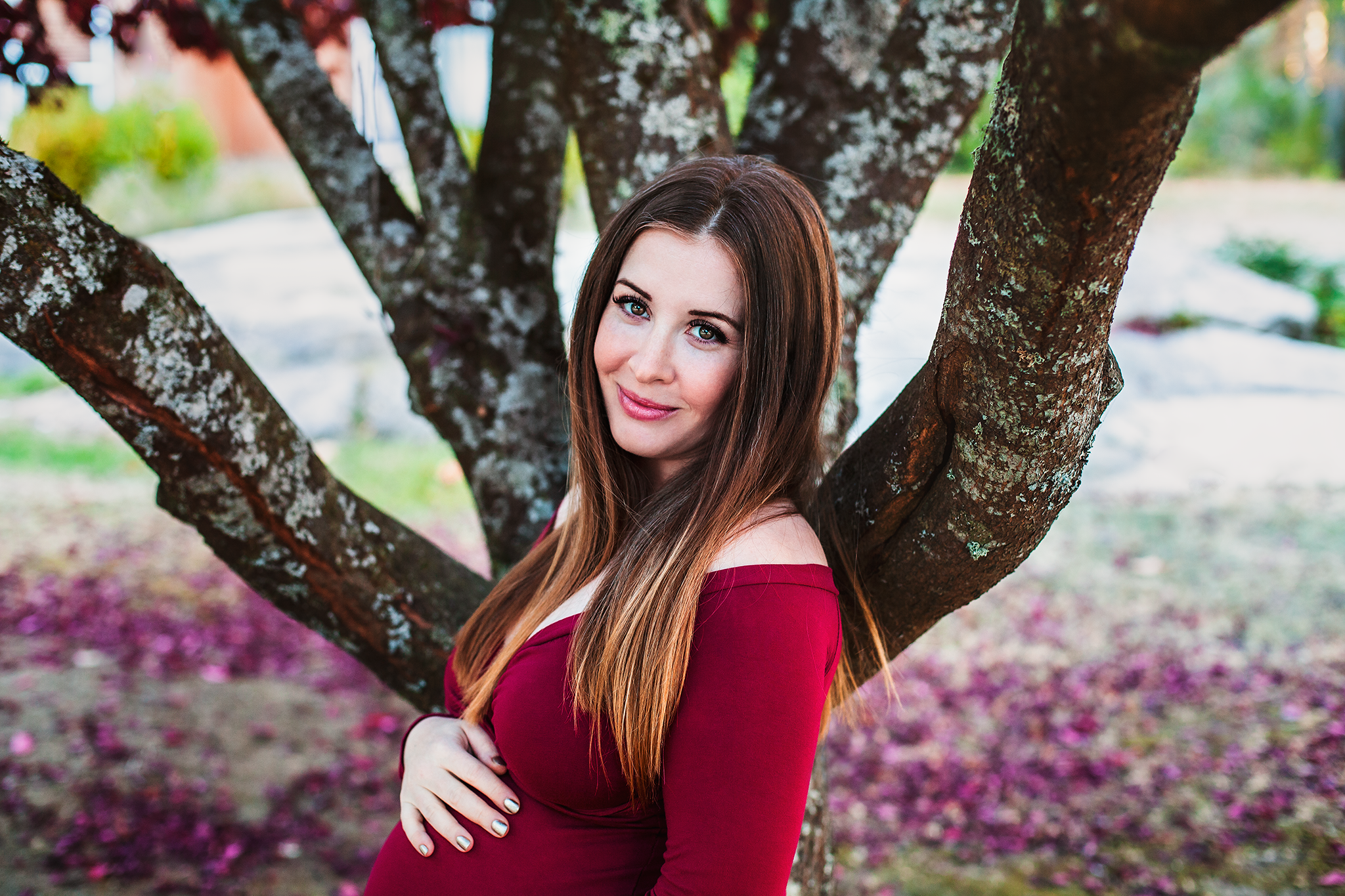 Nanaimo Maternity Photography - Little Ginger Photography in Nanaimo, BC on Vancouver Island. Outdoor Maternity Photographer in Nanaimo BC.