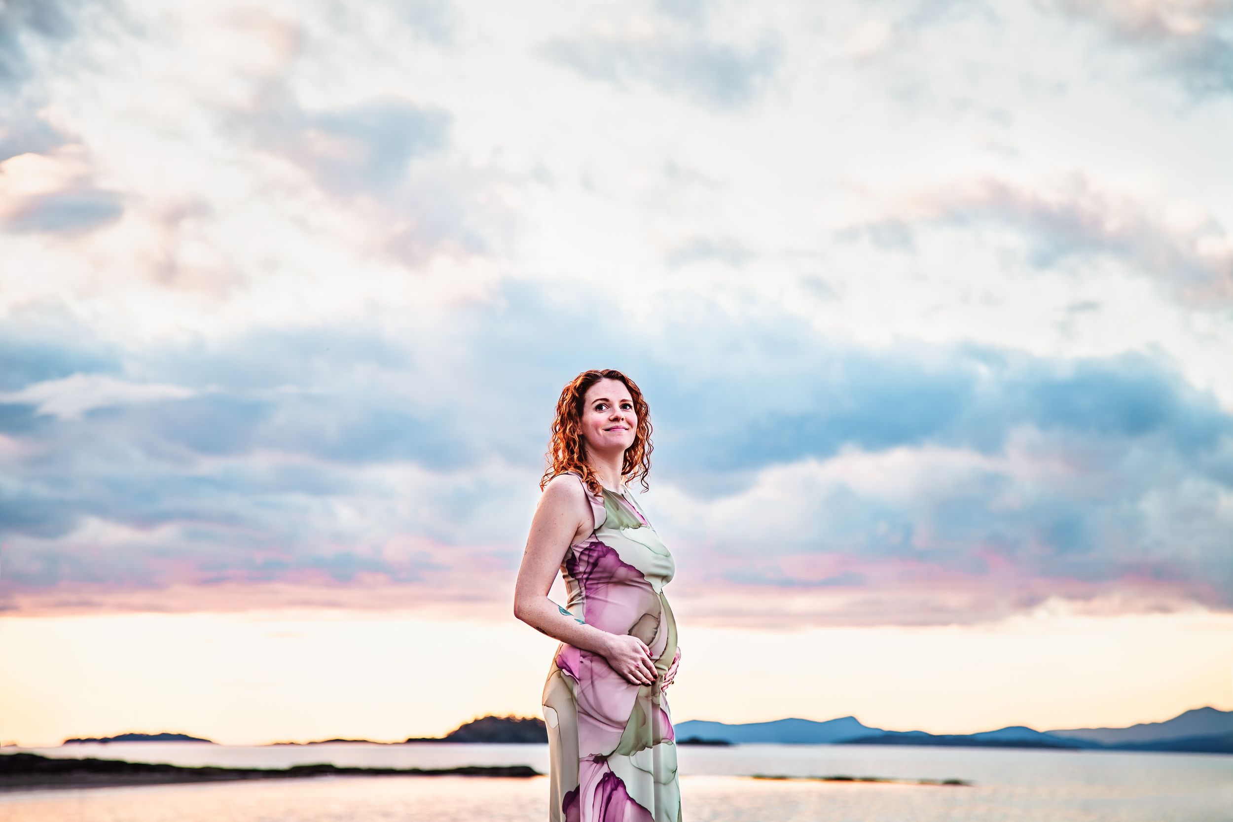 Nanaimo Maternity Photography - Little Ginger Photography in Nanaimo, BC on Vancouver Island. Outdoor Maternity Photographer in Nanaimo BC.