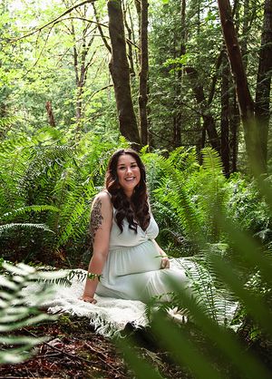 Nanaimo Maternity Photography - Little Ginger Photography in Nanaimo, BC on Vancouver Island. Outdoor Maternity Photographer in Nanaimo BC.