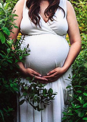 Nanaimo Maternity Photography - Little Ginger Photography in Nanaimo, BC on Vancouver Island. Outdoor Maternity Photographer in Nanaimo BC.