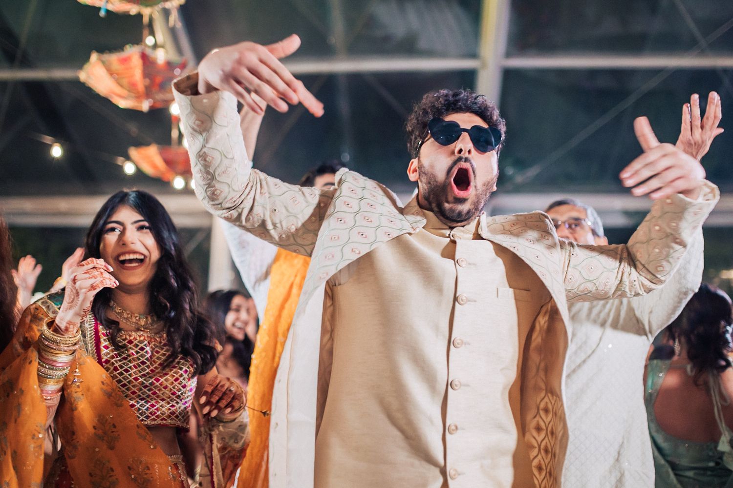Indian wedding at Forte da Cruz with vibrant colors, joyful moments, and stylish details by Portugal wedding photographer Regina.