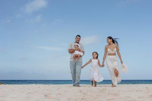 Premier Bonaire photographer Felicia Schuette – maternity, motherhood, boudoir, couples, lifestyle, business, flying dress, mini sessions.