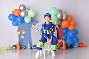 Sports-themed balloon decoration featuring blue and orange colors with athletic equipment props.